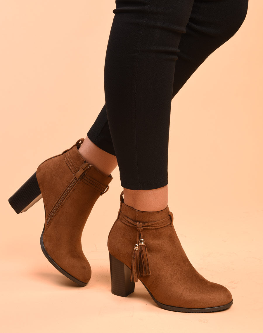 Bottines camel à talons & fines lanières