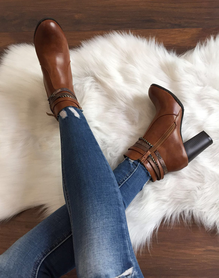 Bottines camel à talons hauts et brides décoratives