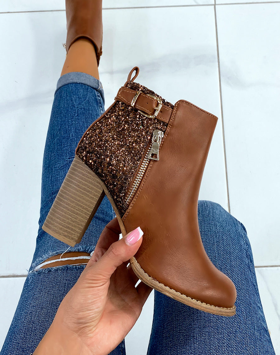 Bottines camel à talons pailletées avec sangle