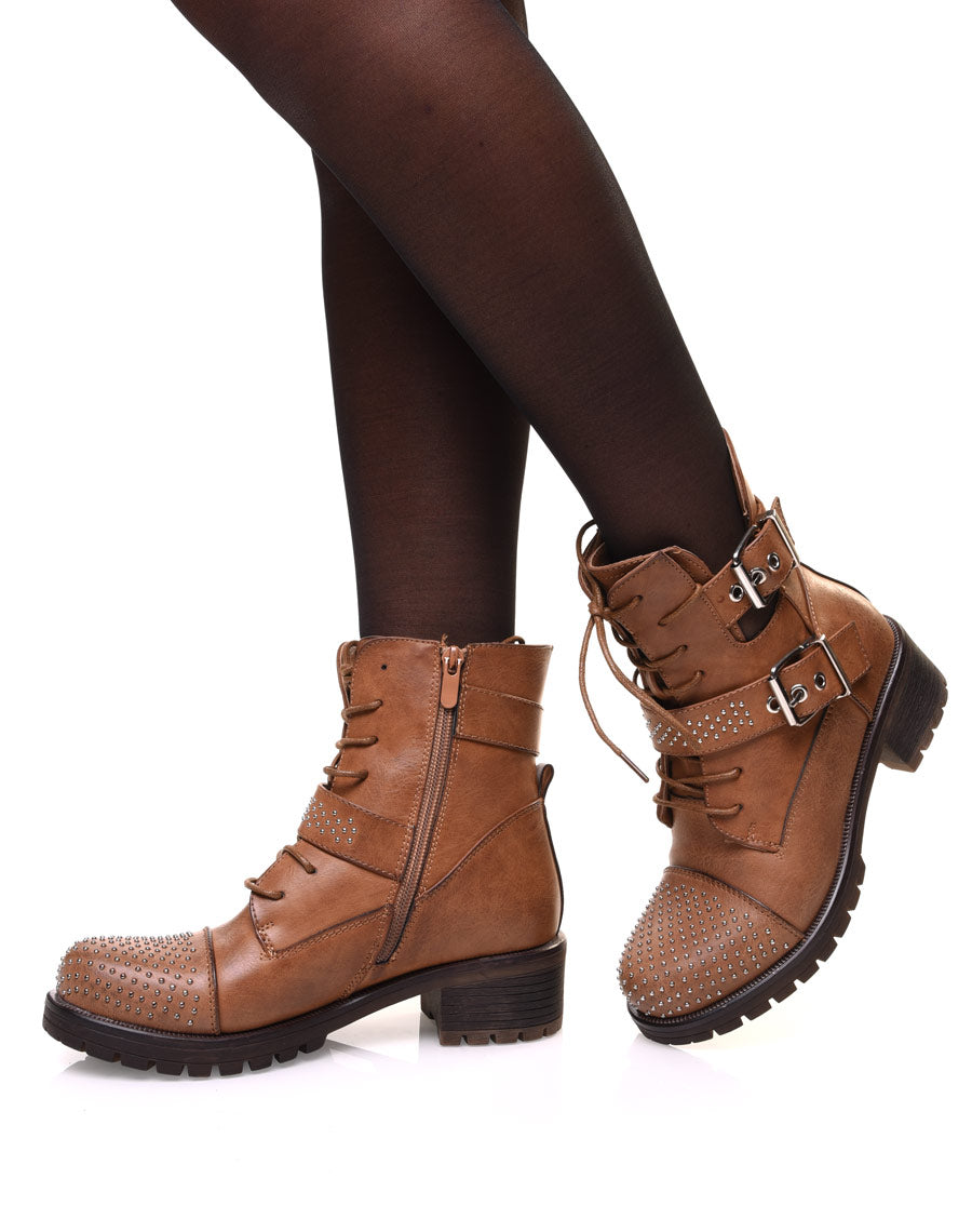Bottines camelles ajourées à lacets et lanières ornées