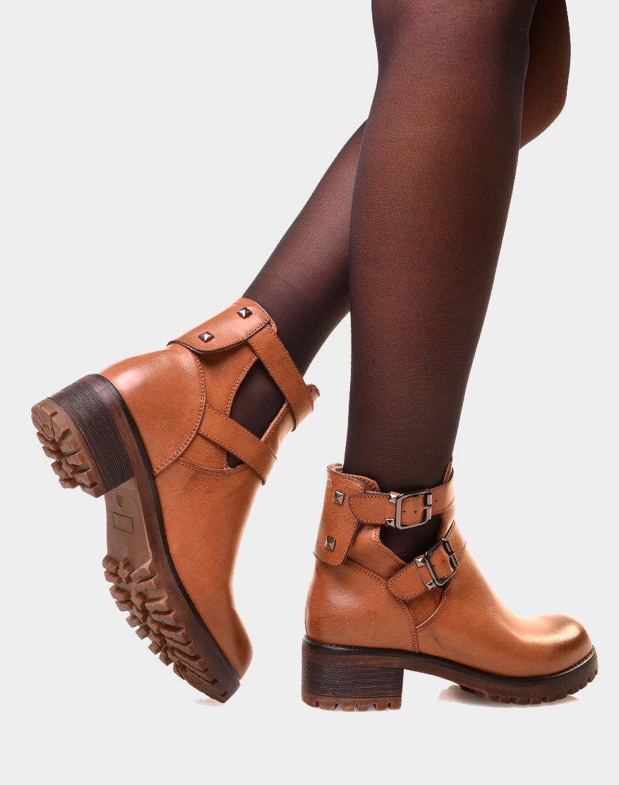 Bottines camelles ajourées à sangles