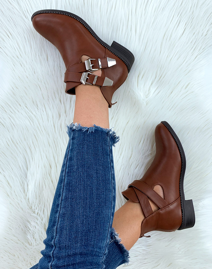 Bottines camelles ajourées à sangles entrelacées