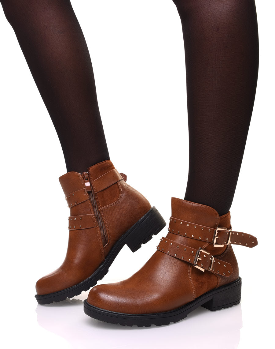 Bottines camelles bi-matière à sangle cloutée