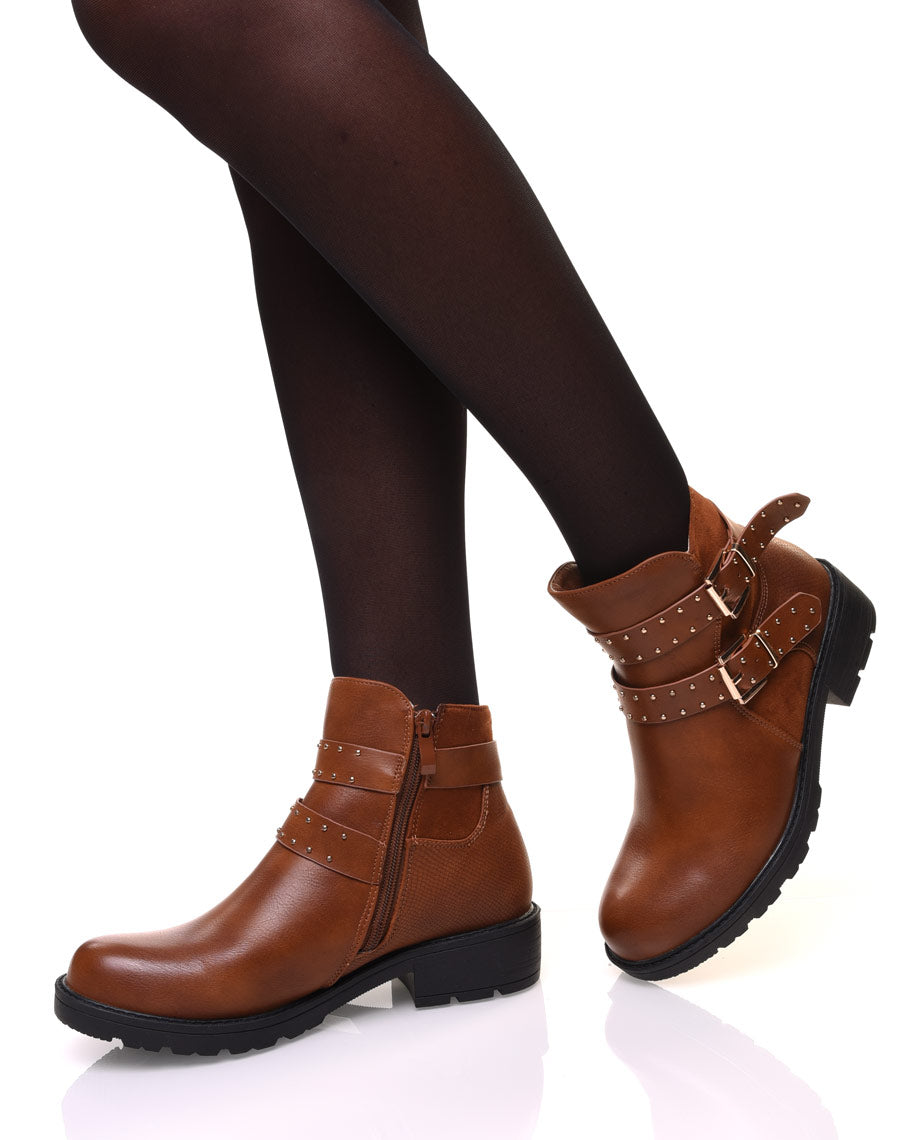 Bottines camelles bi-matière à sangle cloutée