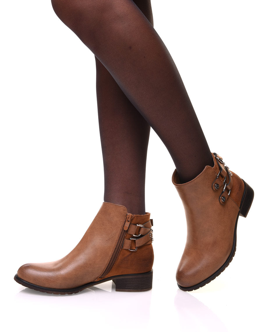 Bottines camelles bi matières à sangle cloutée