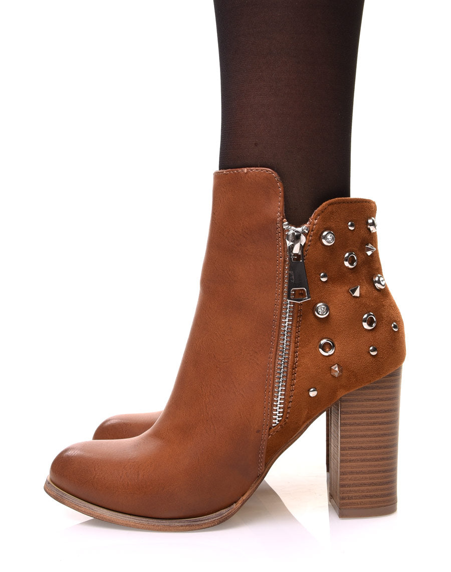Bottines camelles bi matières à talons et détails cloutés