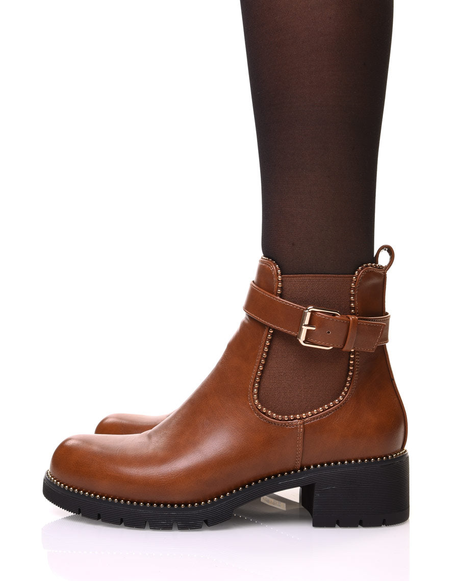 Bottines camelles à détails perles et fine sangle décorative