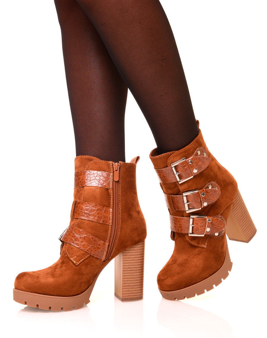 Bottines camelles en suédine à lanières croco