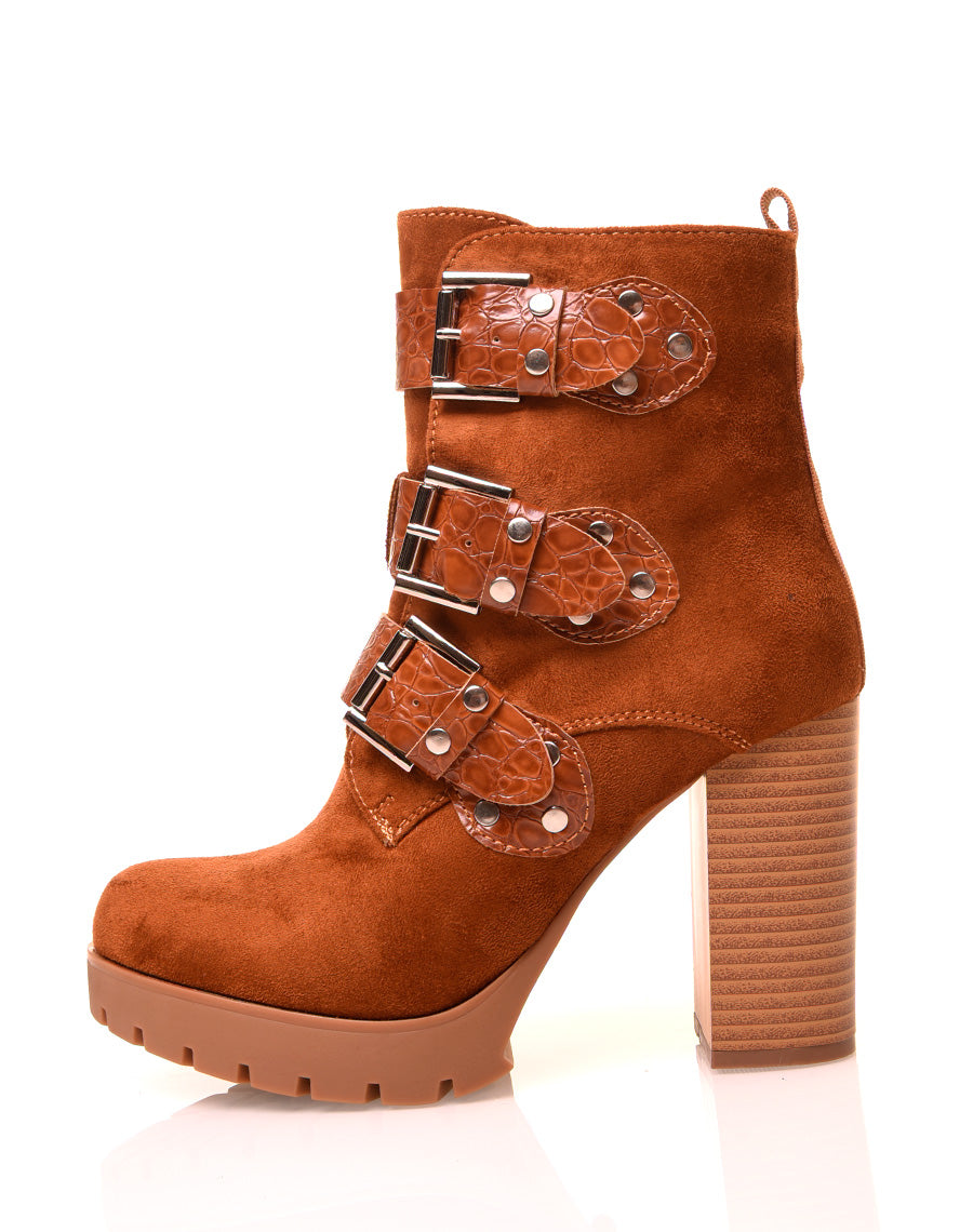 Bottines camelles en suédine à lanières croco