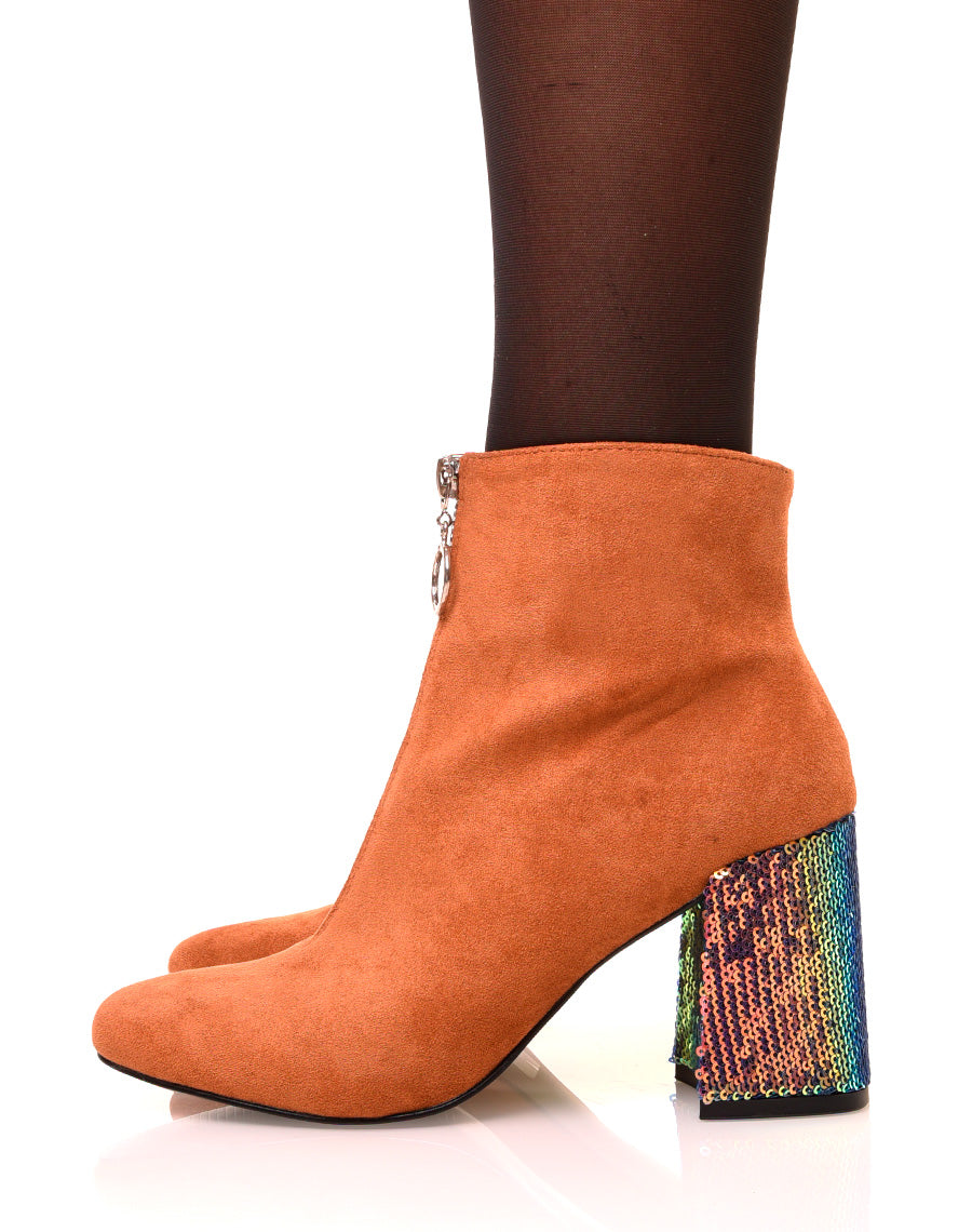 Bottines camelles en suédine à talons pailletés