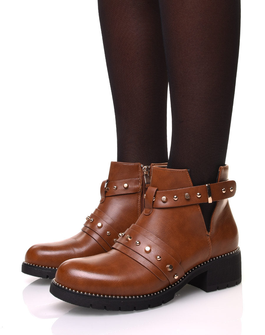 Bottines camelles à lanières cloutées