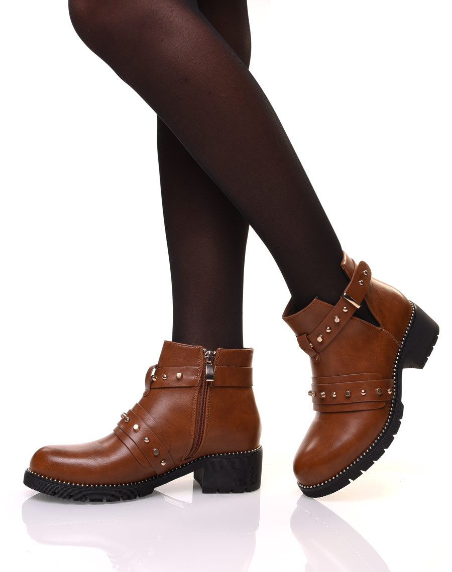 Bottines camelles à lanières cloutées