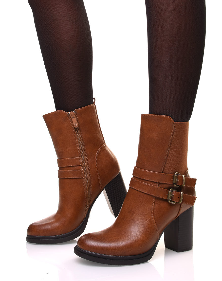Bottines camelles montantes à talons à sangles