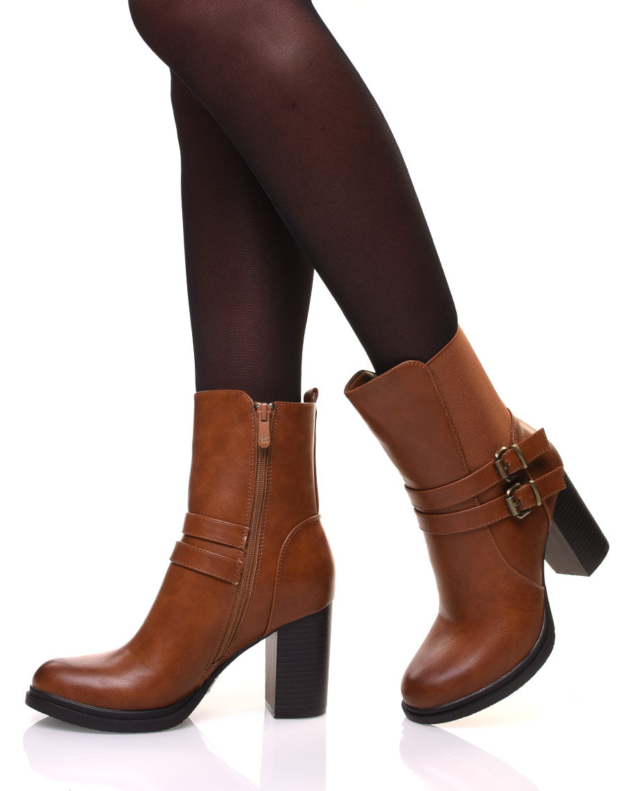 Bottines camelles montantes à talons à sangles