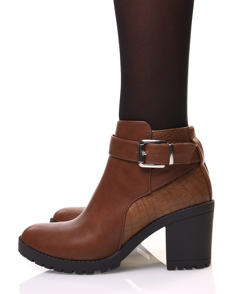 Bottines camelles à talon et détails croco