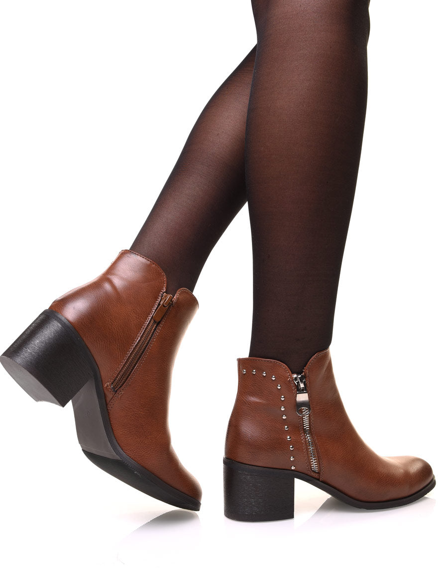 Bottines camelles à talon mi haut et clous décoratifs