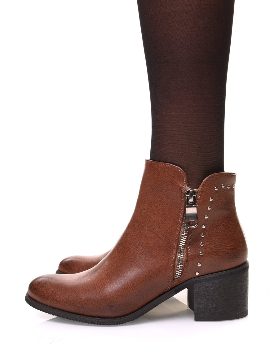 Bottines camelles à talon mi haut et clous décoratifs