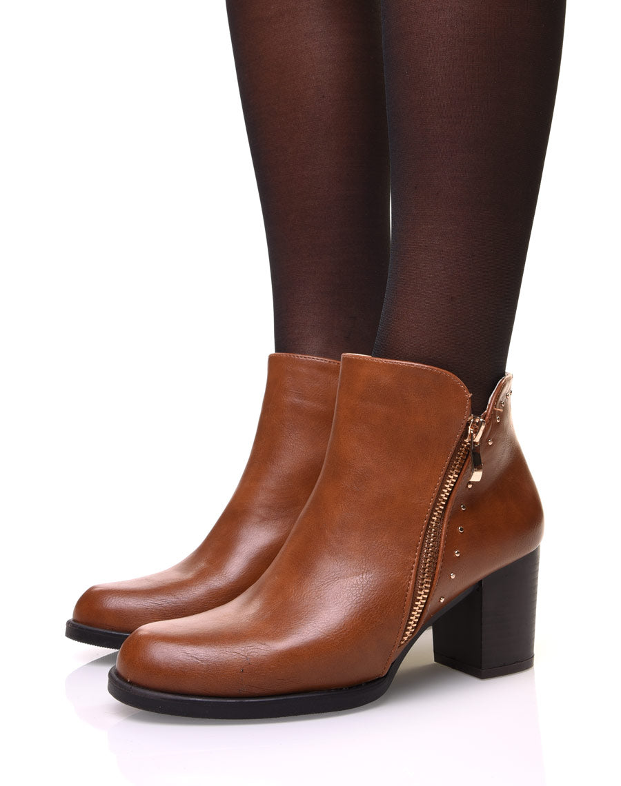 Bottines camelles à talon mi haut et fermeture décorative