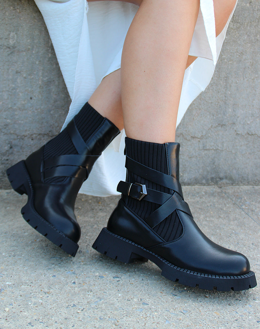 Bottines chaussette noires à multiples sangles et semelle talonnée