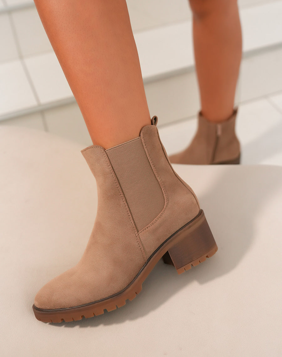 Bottines Chelsea en Suédine Taupe Clair : Élégance au Quotidien