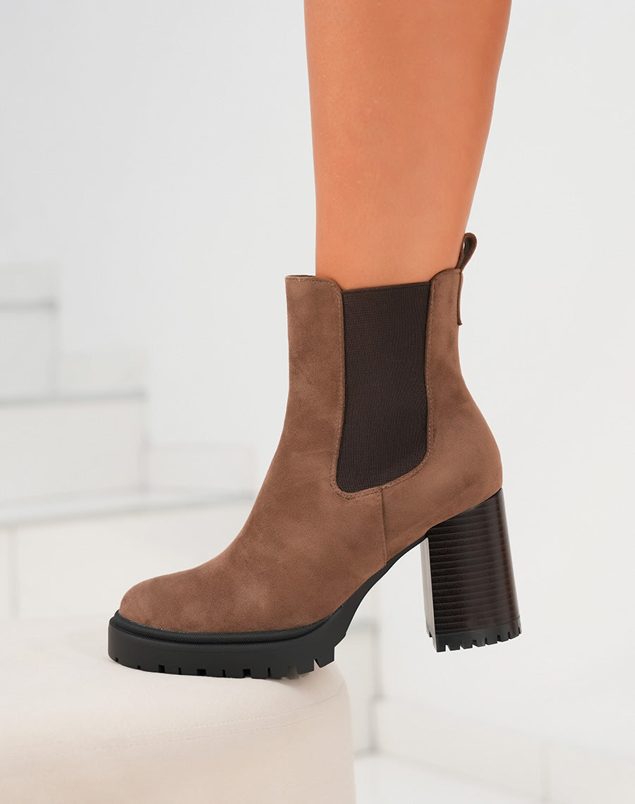 Bottines Chelsea femme en suédine marron avec talon épais et semelle crantée