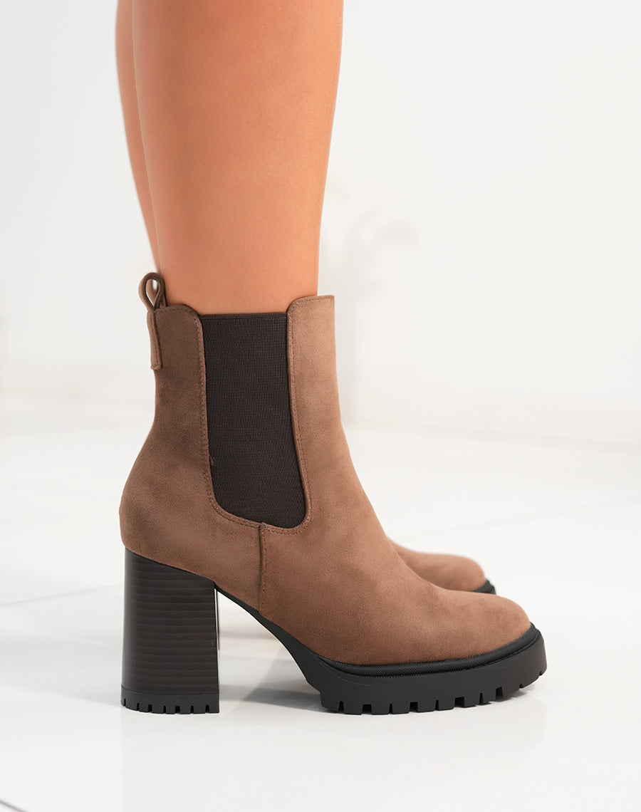 Bottines Chelsea femme en suédine marron avec talon épais et semelle crantée