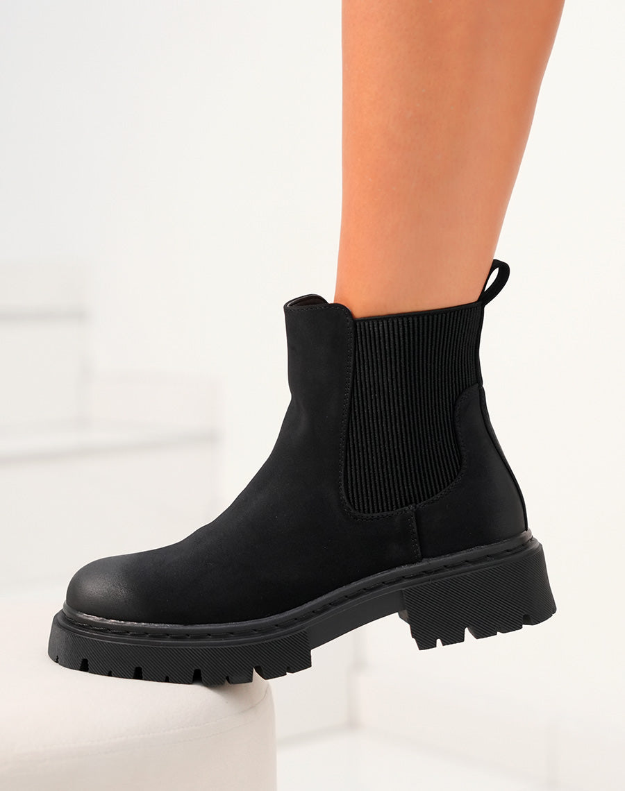 Bottines Chelsea Noires en Suédine avec Semelle Crantée