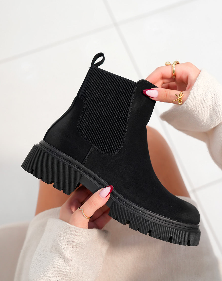 Bottines Chelsea Noires en Suédine avec Semelle Crantée
