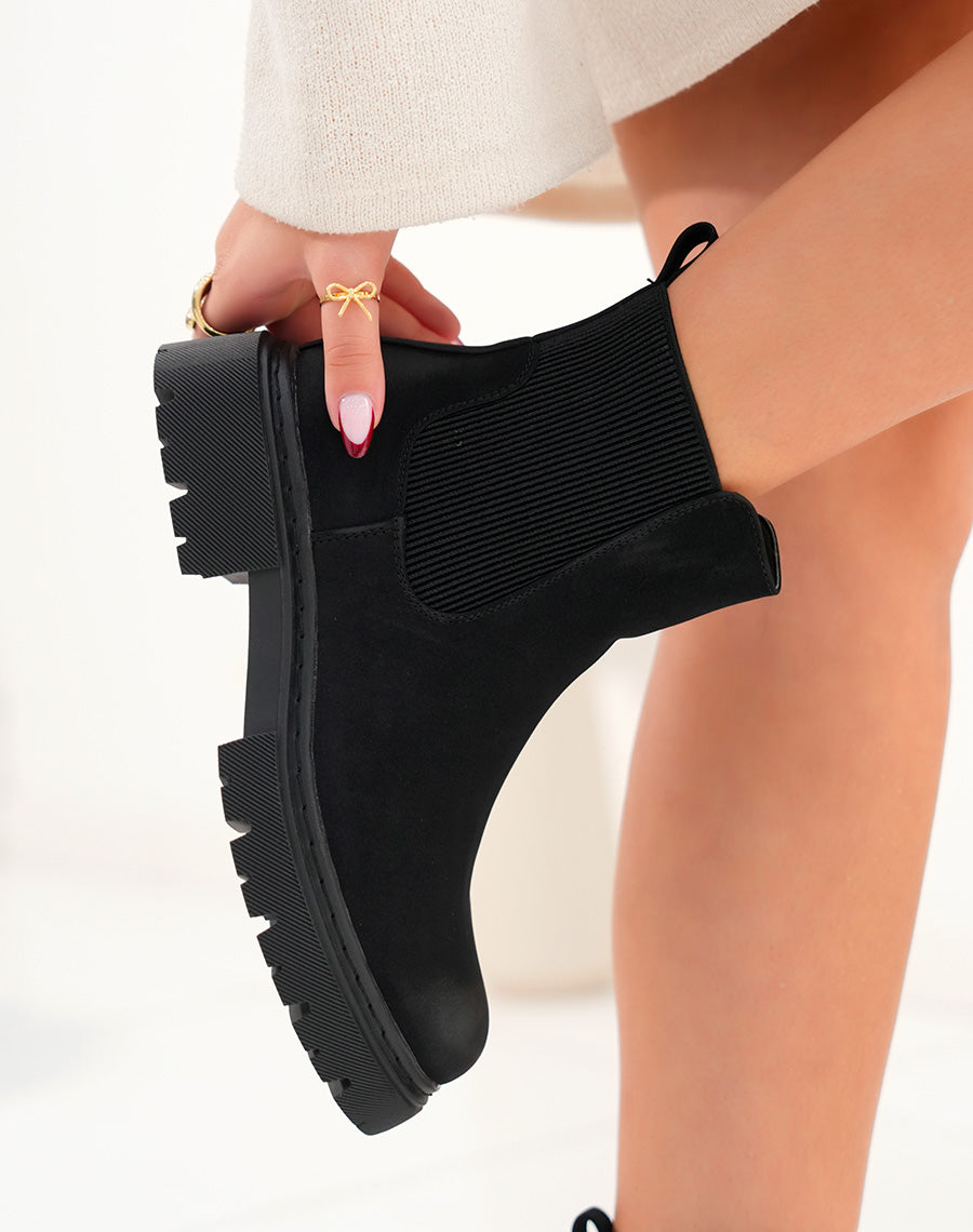 Bottines Chelsea Noires en Suédine avec Semelle Crantée