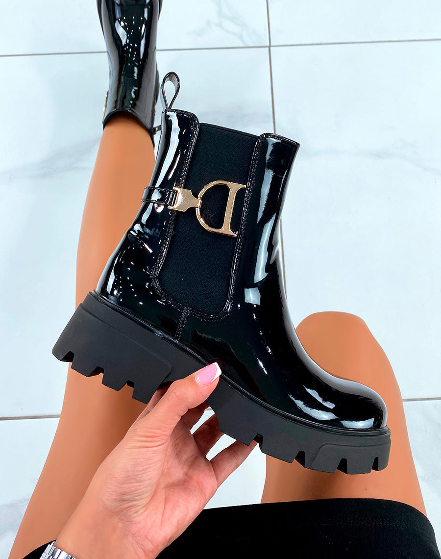 Bottines Chelsea Noires Vernies Avec Boucle Dorée