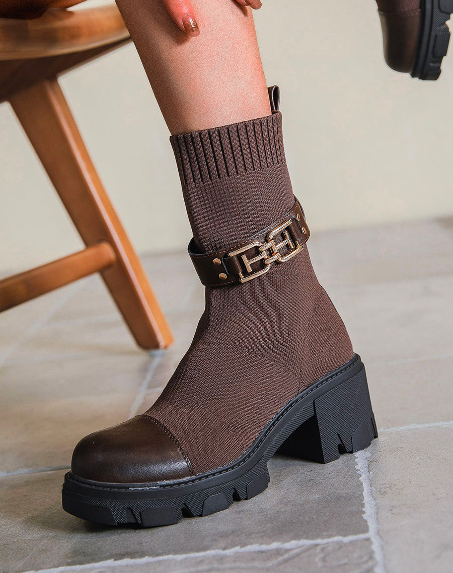 Bottines chocolats effet chaussette à détail doré