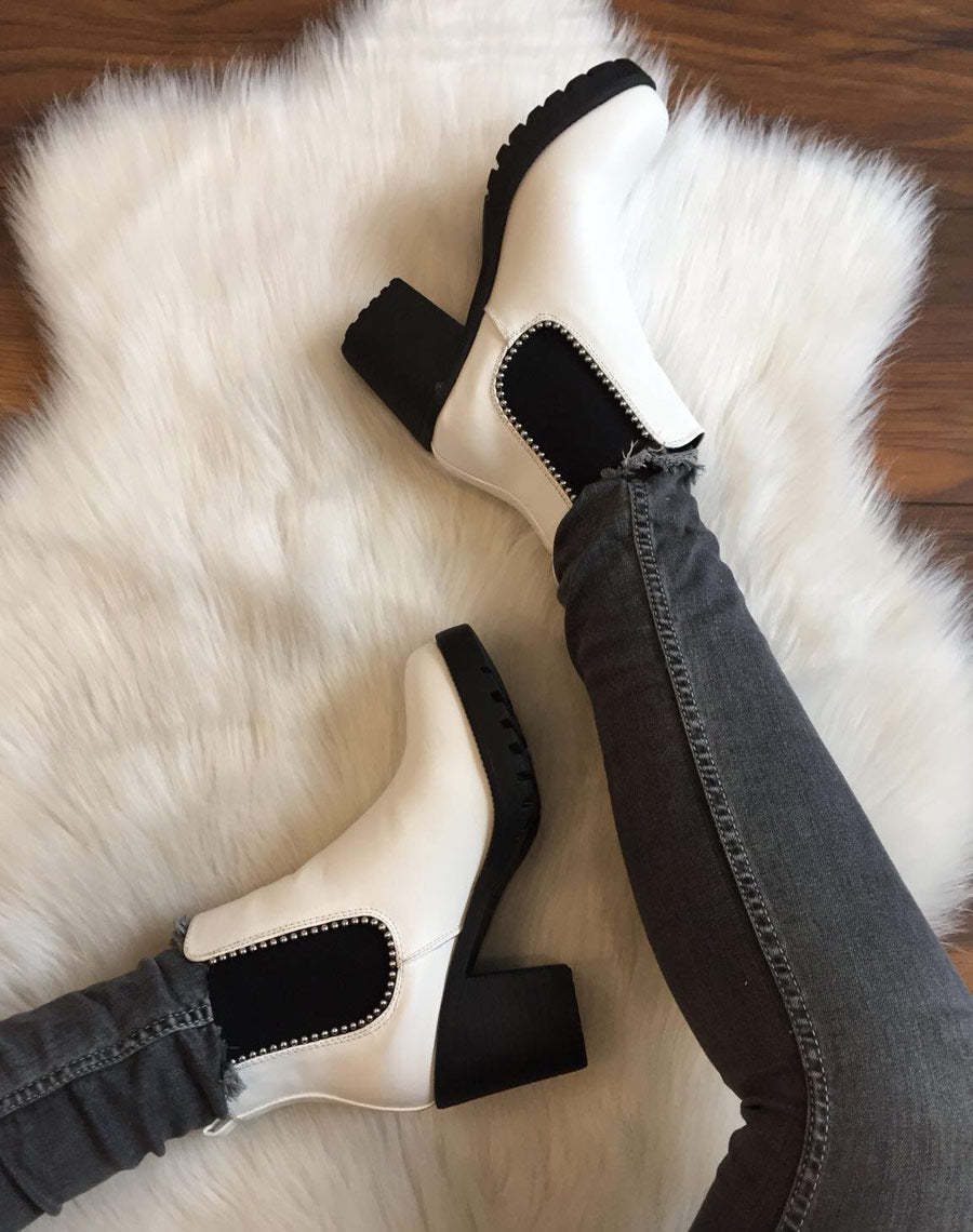 Bottines cloutées blanches à talons