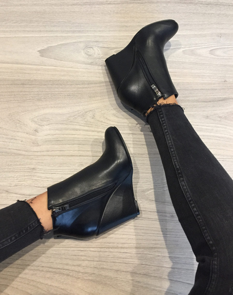 Bottines compensées noires à franges en suédine