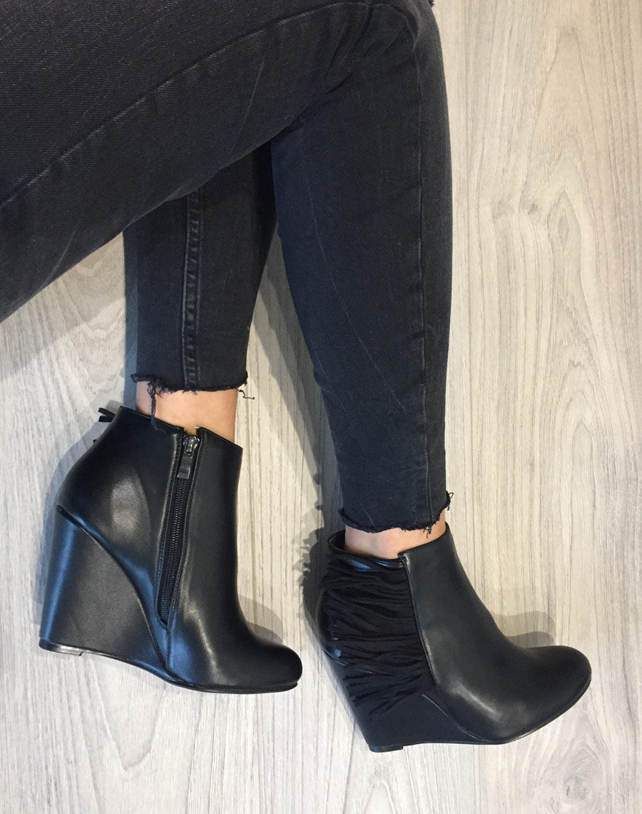 Bottines compensées noires à franges en suédine