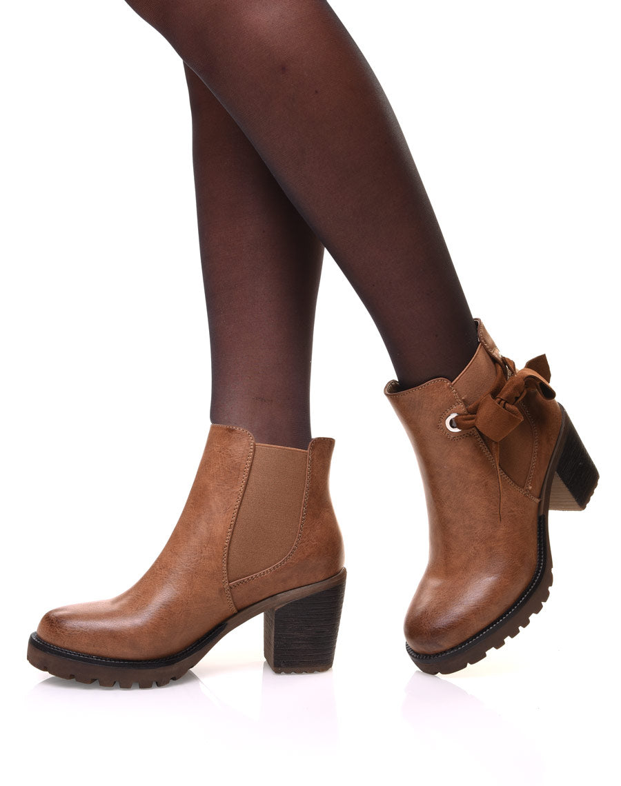 Bottines crantées camel à nœud et œillets