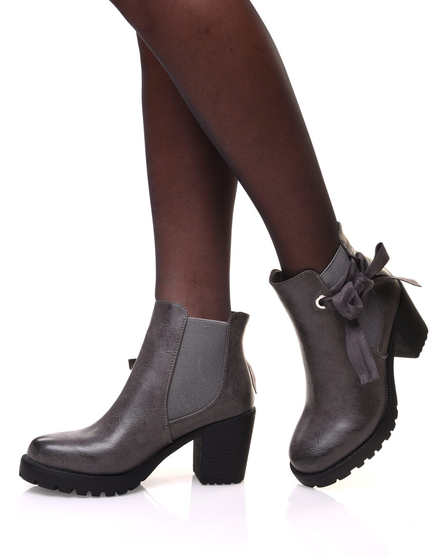 Bottines crantées grises à nœud et œillets