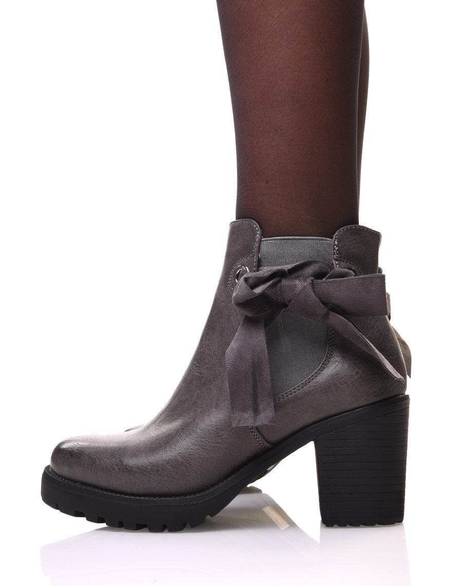 Bottines crantées grises à nœud et œillets