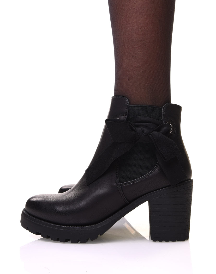 Bottines crantées noires à noeuds et oeillets
