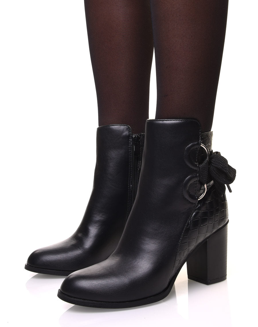Bottines croco noir à talon haut et détails noeud