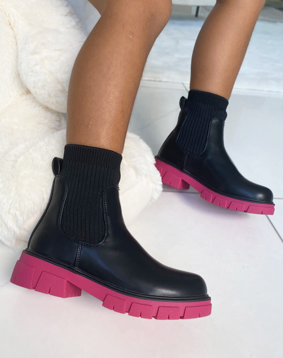 Bottines effet chaussette noires à semelle rose