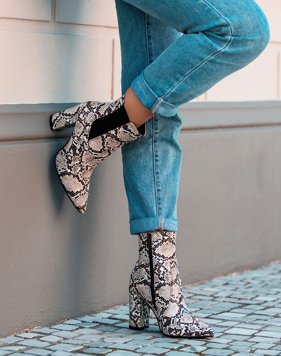 Bottines effet python à talons et bouts pointus