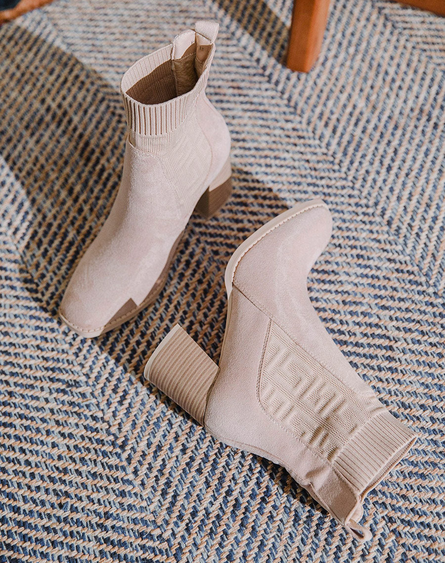 Bottines en suédine beige effet chaussette à talon