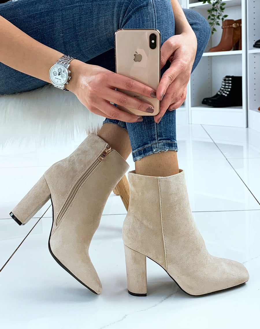 Bottines en suédine beige à talon
