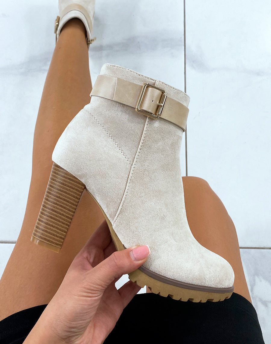 Bottines en suédine beige à talons