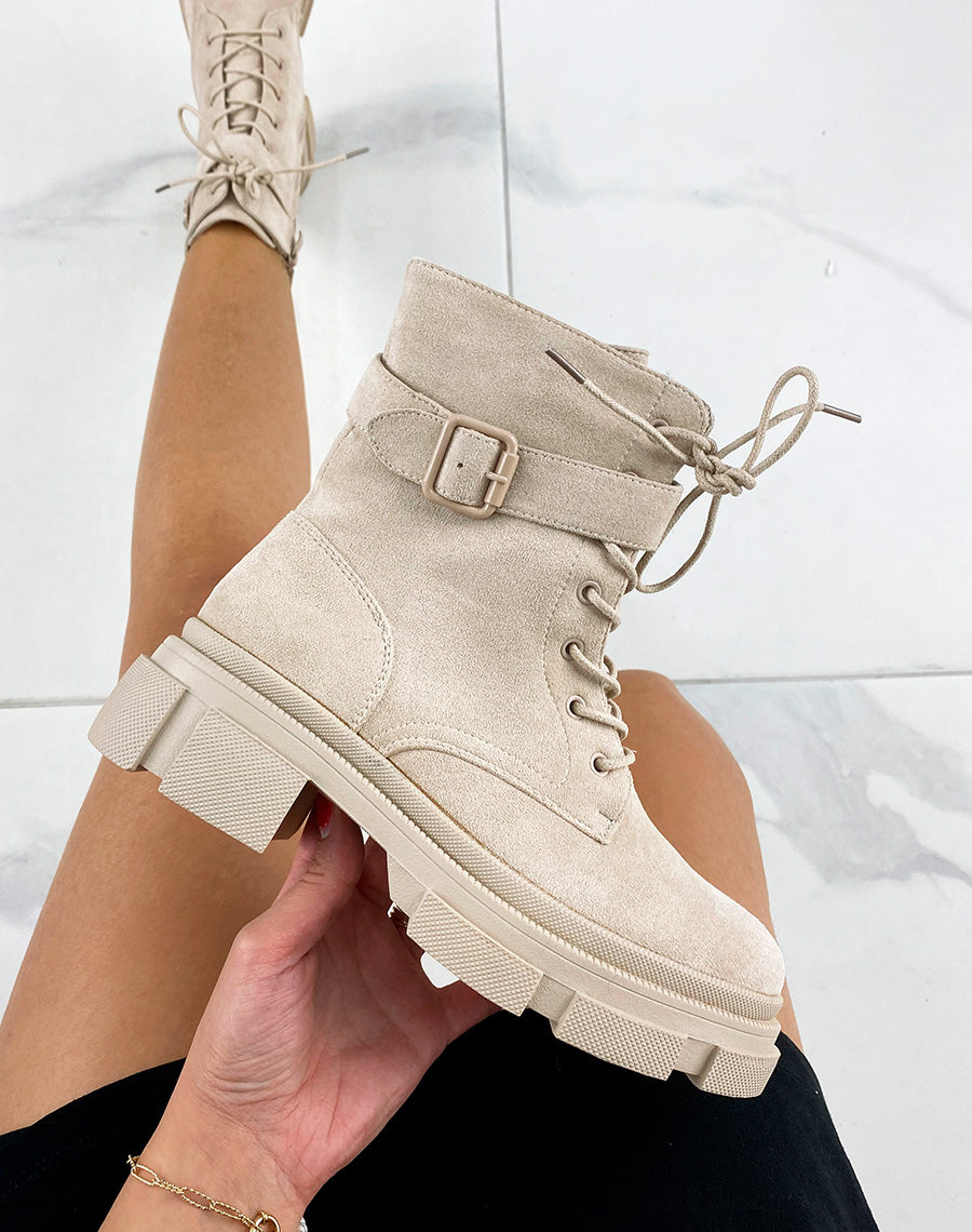 Bottines en suédine beiges lacées à lanière et semelle crantée
