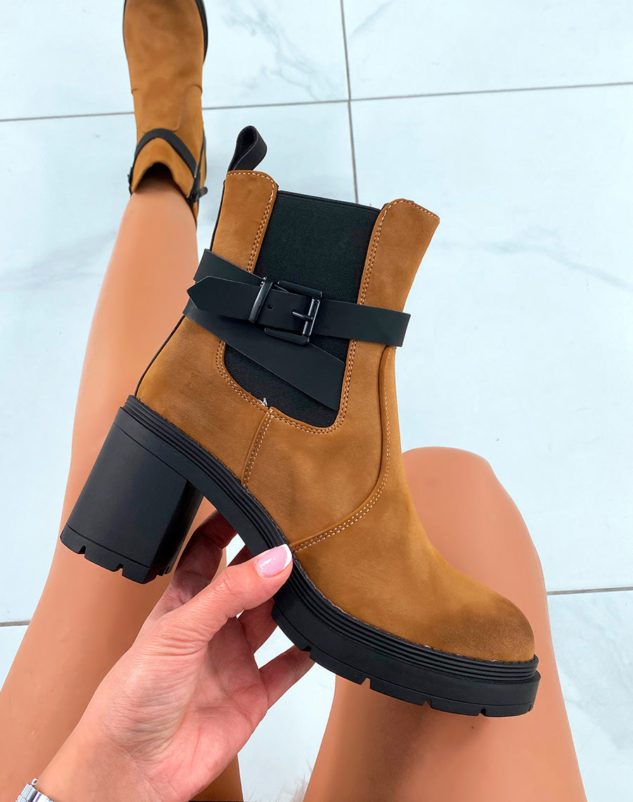 Bottines en Suédine Camel: Plongée dans l'Élégance Audacieuse