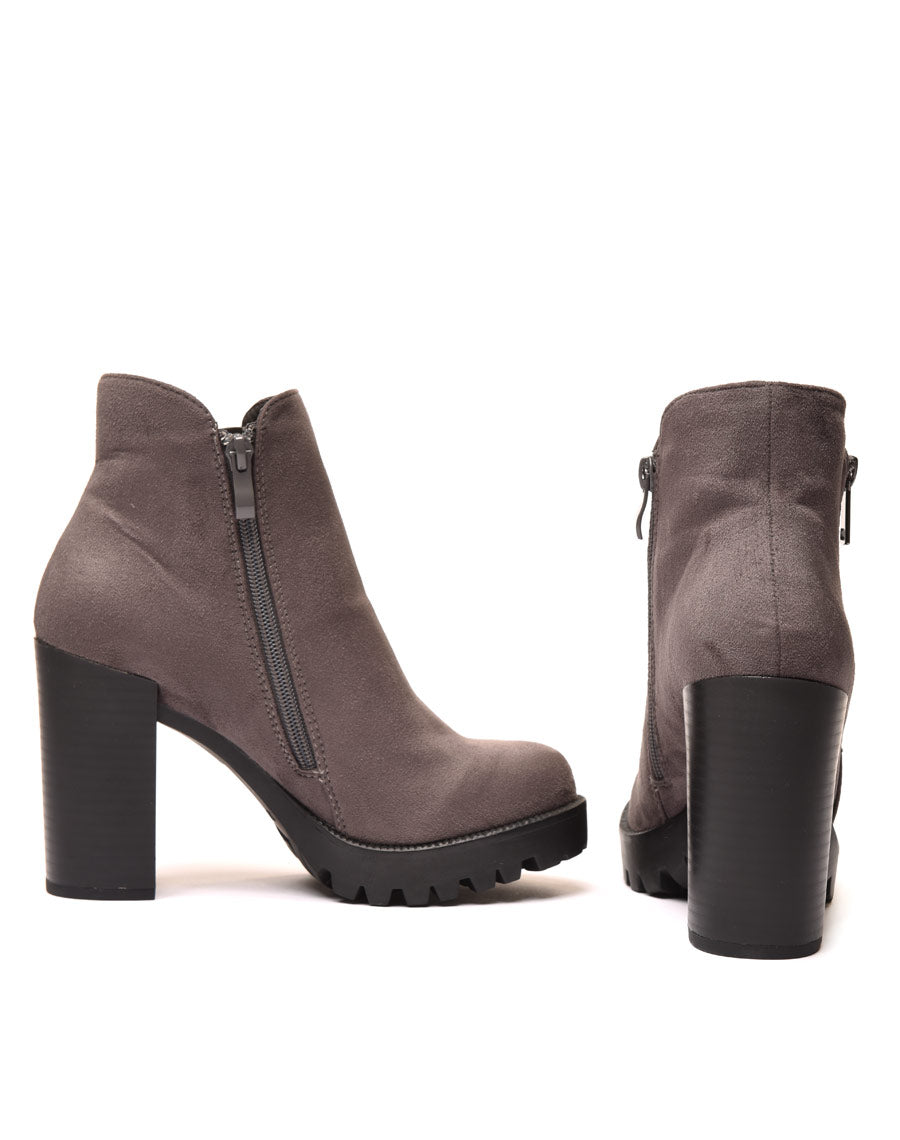 Bottines en suédine grises avec grosse semelle et talon