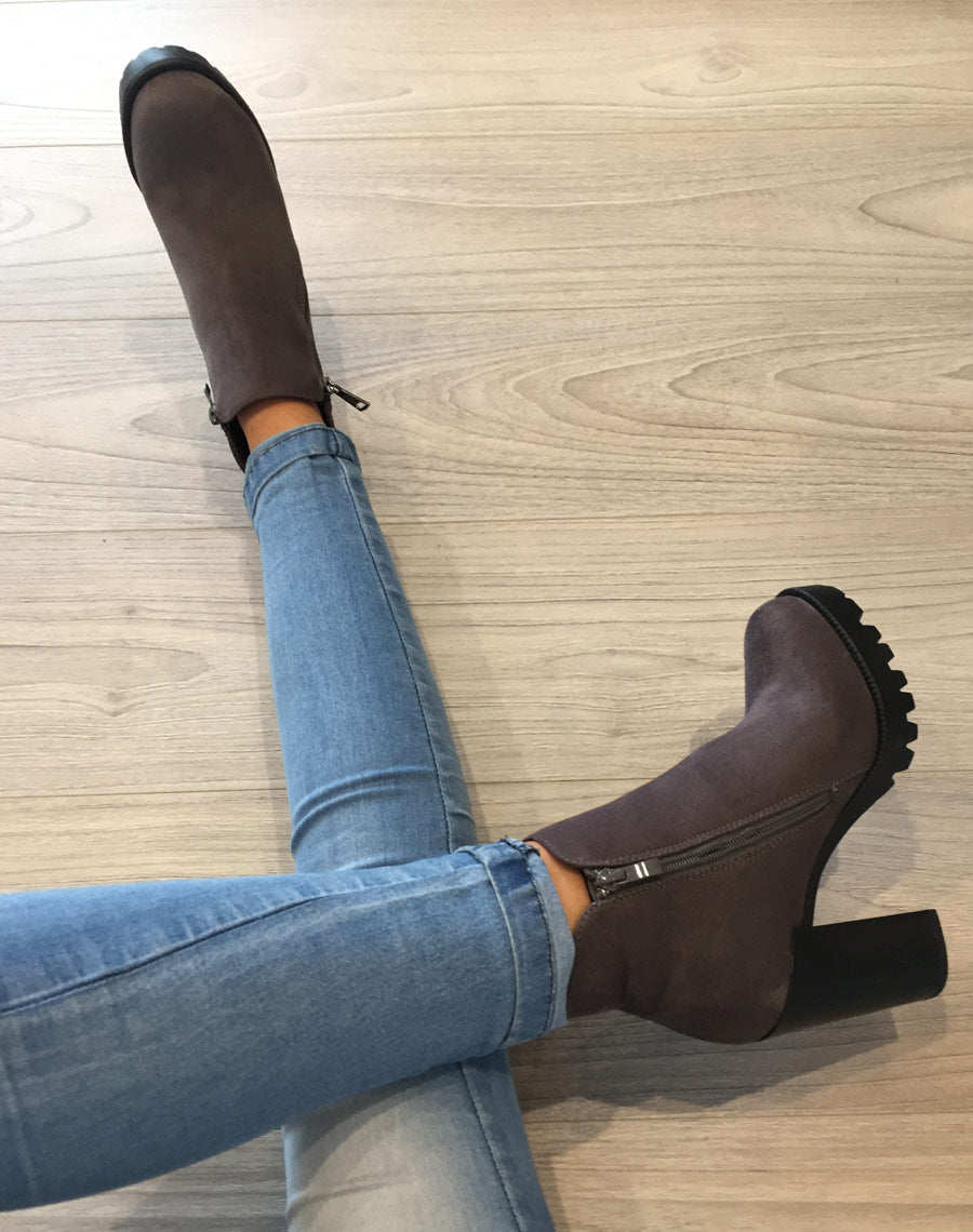 Bottines en suédine grises avec grosse semelle et talon