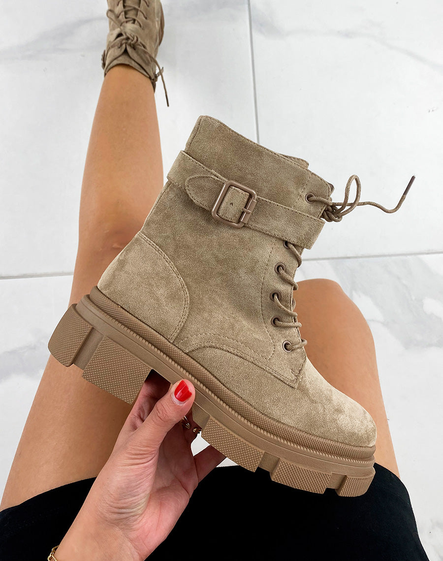 Bottines en suédine marrons lacées à lanière et semelle crantée