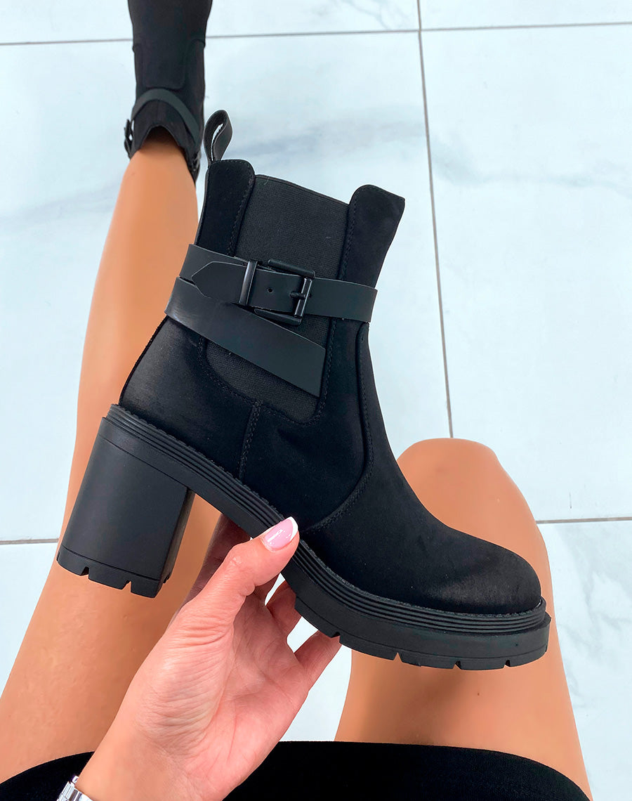 Bottines en Suédine Noire : L'Équilibre Parfait entre Tradition et Modernité